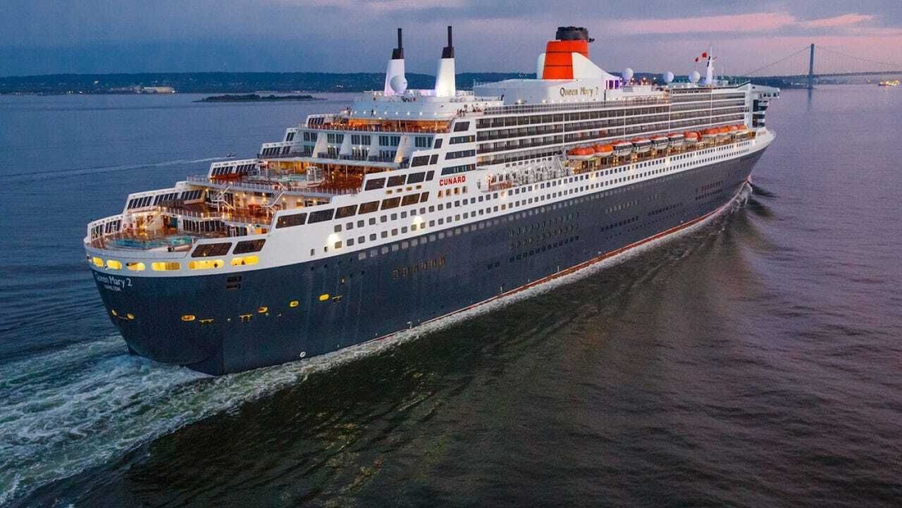 Queen-Mary-2-at-sea